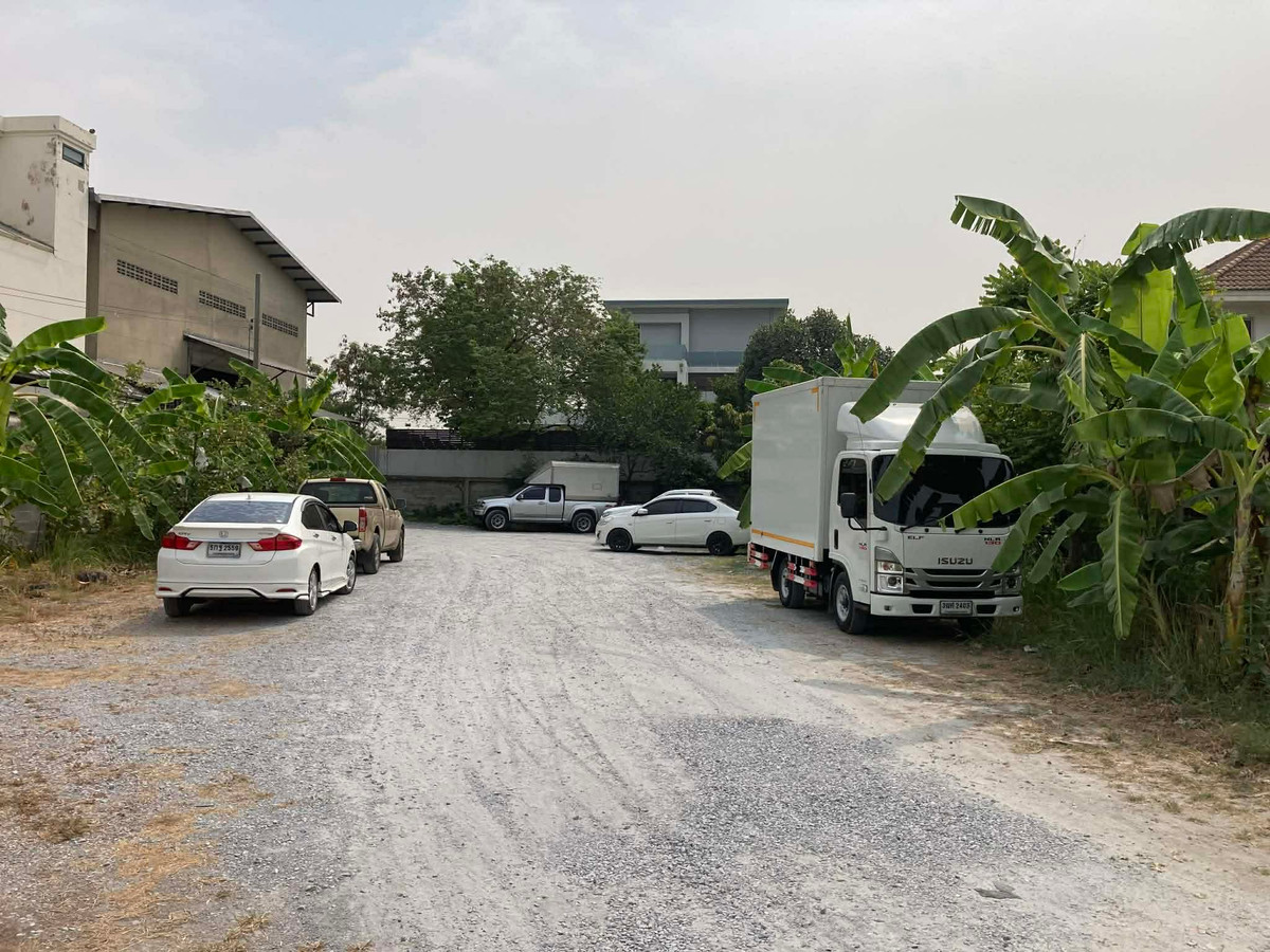 For RentWarehousePhutthamonthon, Salaya : Warehouse for rent, usable area 384 sq m. with empty space around 800 sq m. Location: Krathum Lom, Phutthamonthon Sai 4 Road, Sam Phran, Nakhon Pathom.