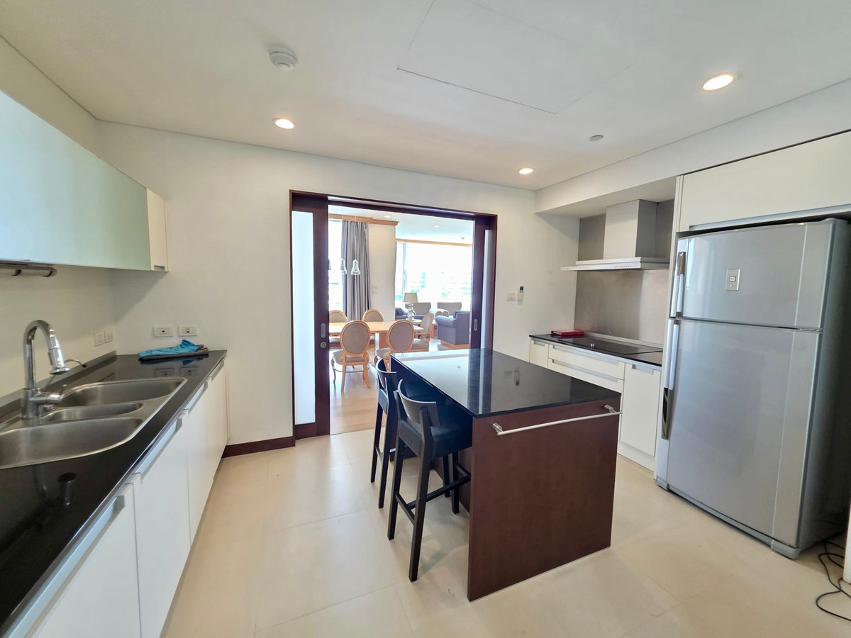 คอนโดวิทยุ ชิดลม หลังสวน : The Park Chidlom E2: 3+1bed 4bath + maid 258 sqm. 70,000,000 Rent: 200,000/mth Am: 0656199198