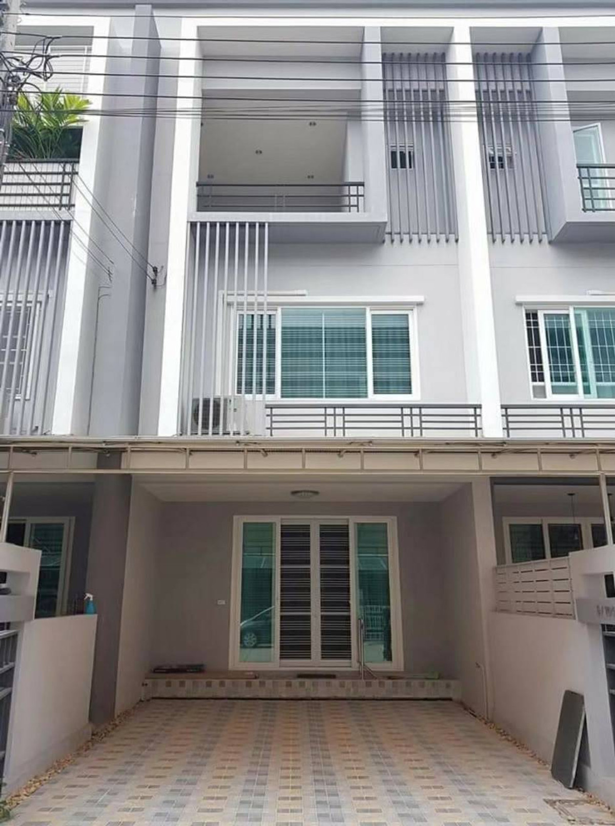 For RentTownhomeChaengwatana, Muangthong : 3-story townhome for rent, The Exclusive Tiwanon 38, available on Prachaniwet.  Near Prachaniwet Market, Pantip Ngamwongwan / Lotus Rattanathibet / Convenient travel 3 km. to Ngamwongwan Expressway.