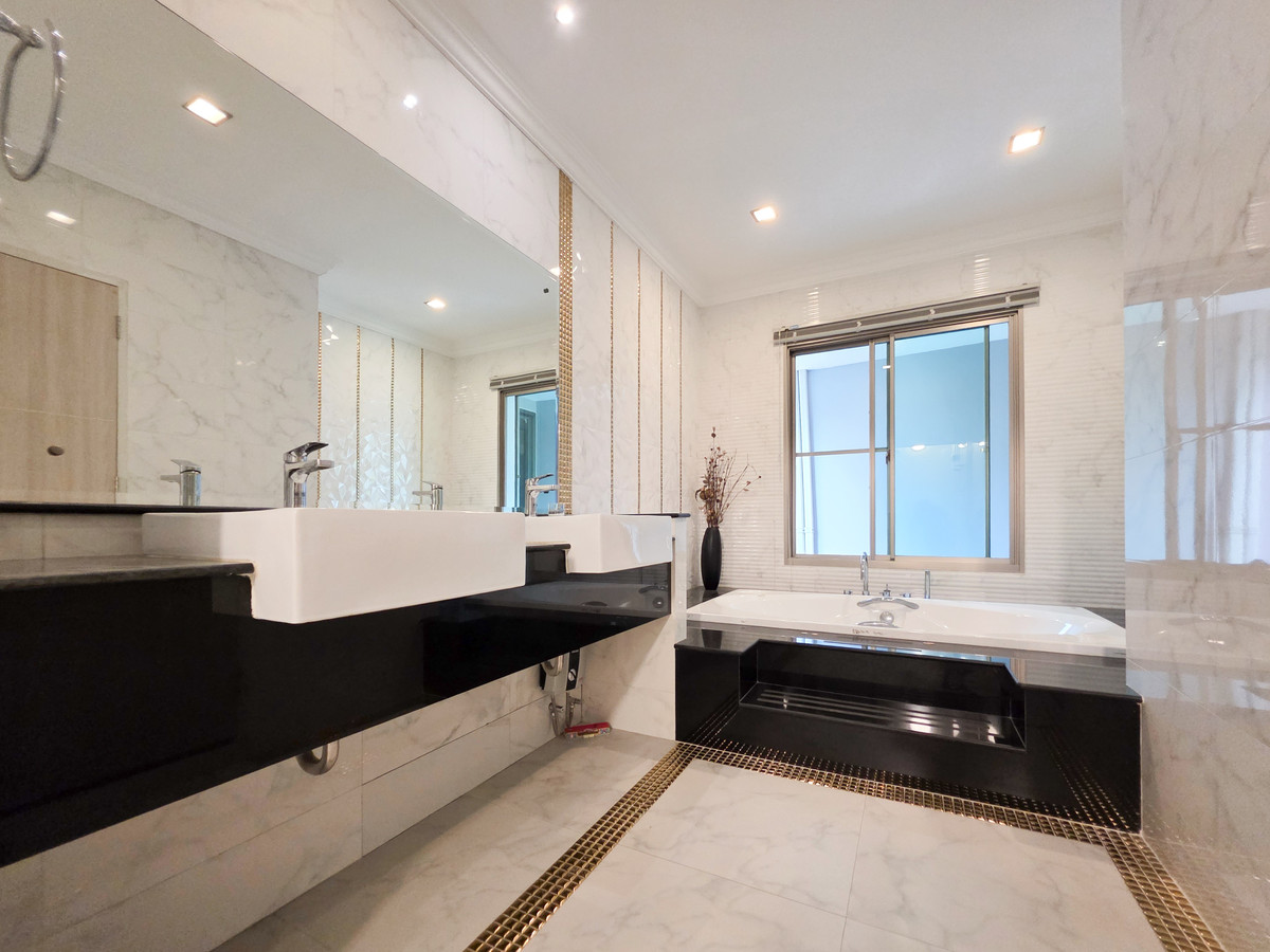 For RentHouseLadkrabang, Suwannaphum Airport : Single house for rent With private swimming pool Located near Rama 9 Expressway only 5 minutes, Suvarnabhumi Airport 15 minutes ✈️