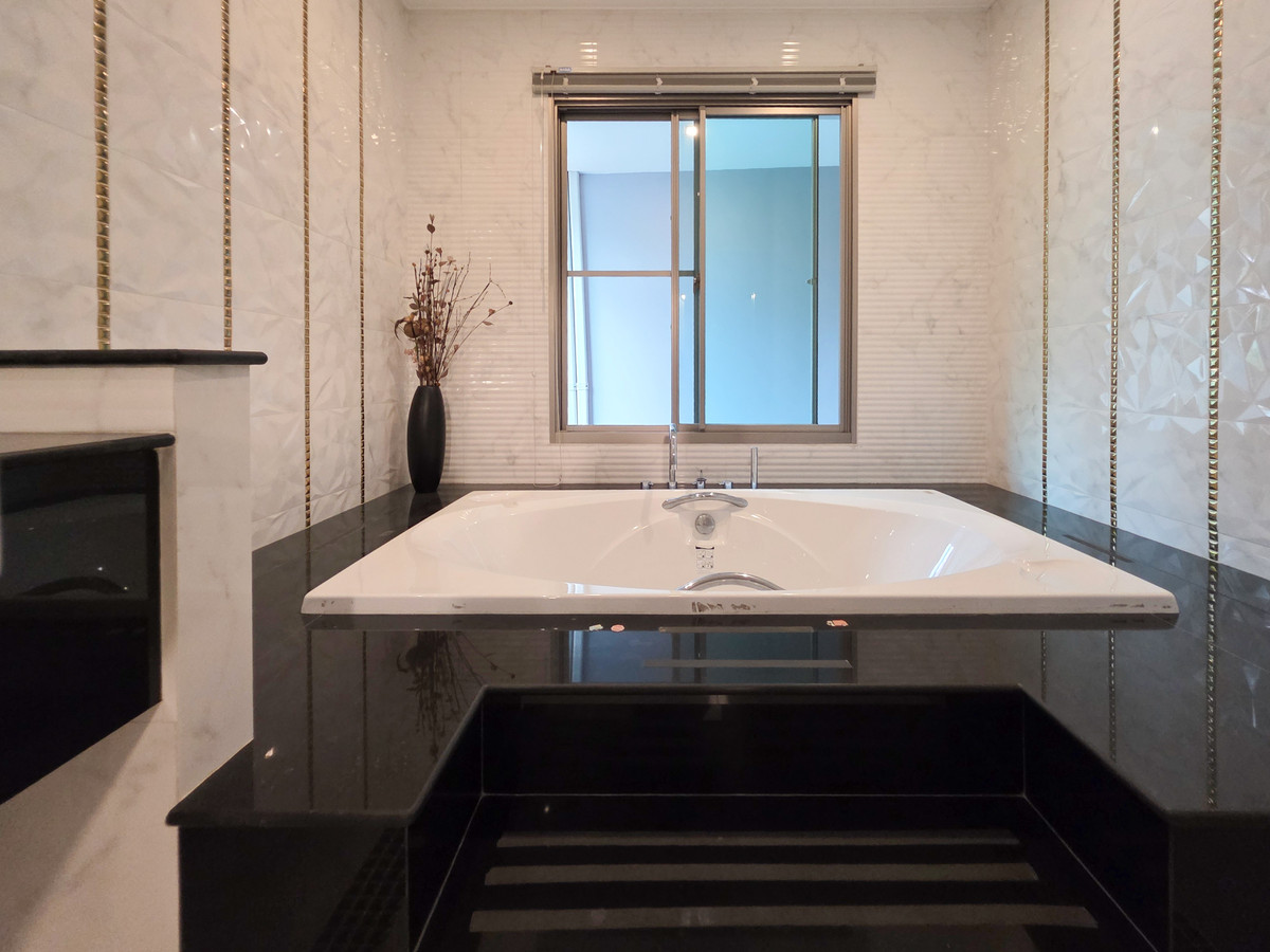 For RentHouseLadkrabang, Suwannaphum Airport : Single house for rent With private swimming pool Located near Rama 9 Expressway only 5 minutes, Suvarnabhumi Airport 15 minutes ✈️