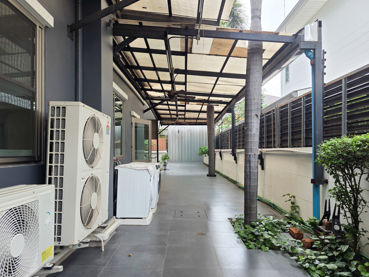 For RentHouseLadkrabang, Suwannaphum Airport : Single house for rent With private swimming pool Located near Rama 9 Expressway only 5 minutes, Suvarnabhumi Airport 15 minutes ✈️