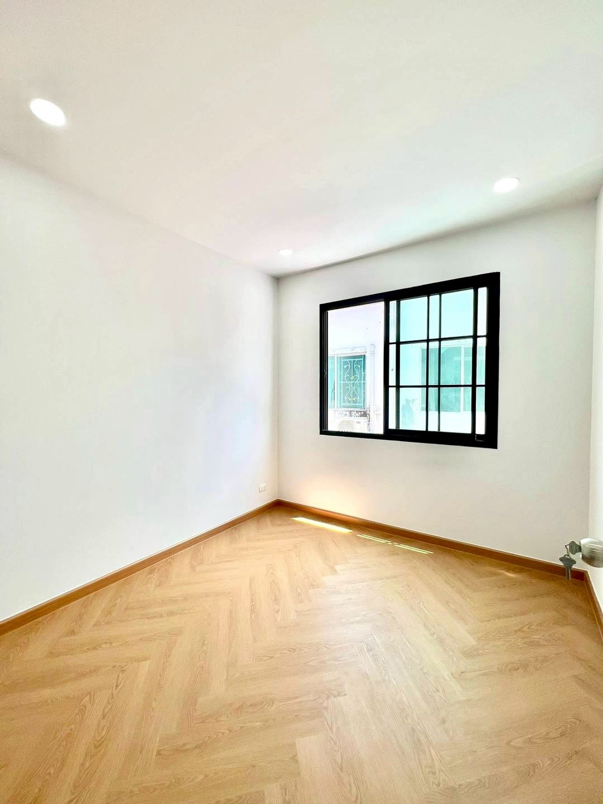 For SaleTownhomePathum Thani,Rangsit, Thammasat : 2-story townhome for sale, The Trust Town Village, Wongwaen - Lam Luk Ka, along Khlong 6, Soi 28, area 27.8 square wah, 3 bedrooms, Bueng Kham Proi Subdistrict, Lam Luk Ka District, Pathum Thani Province.