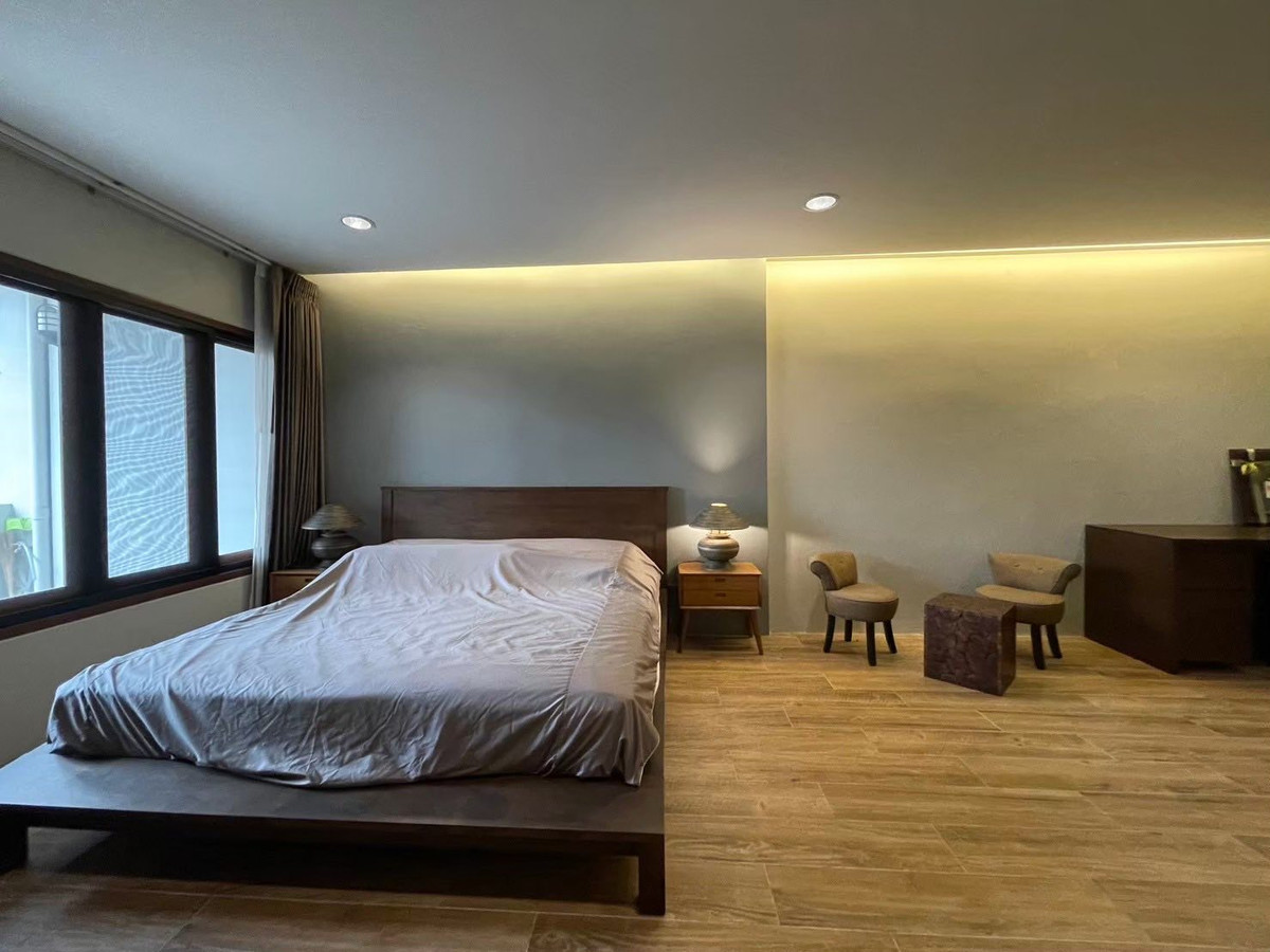 For RentShop HouseSathorn, Narathiwat : 4-story commercial building, beautifully decorated, modern style. Fully furnished, complete air conditioning, built-in kitchen. The bathroom is very spacious. Chong Nonsi area‼️