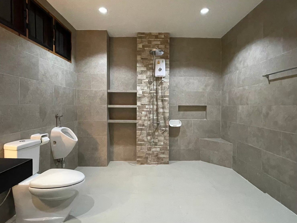 For RentShop HouseSathorn, Narathiwat : 4-story commercial building, beautifully decorated, modern style. Fully furnished, complete air conditioning, built-in kitchen. The bathroom is very spacious. Chong Nonsi area‼️