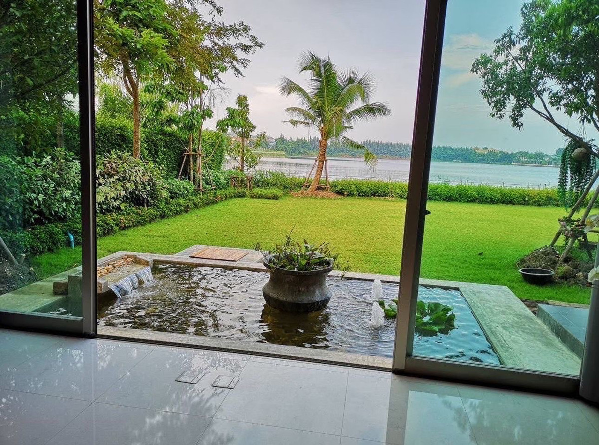 ขายบ้านปทุมธานี รังสิต ธรรมศาสตร์ : บ้านหรูริมทะเลสาบ รังสิต ปทุมธานี  พร้อมสระว่ายน้ำส่วนตัว ที่ดินขนาดใหญ่ 297.6 ตร.ว บรรยากาศรีสอร์ต เป็นส่วนตัวสูง