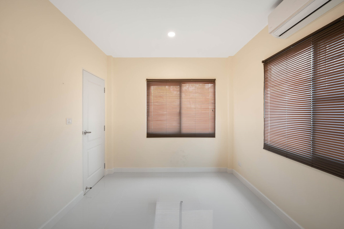 For SaleHouseBang kae, Phetkasem : Brand new house, prime location on Kanlapaphruek Road. Free furniture! Best price in the project.