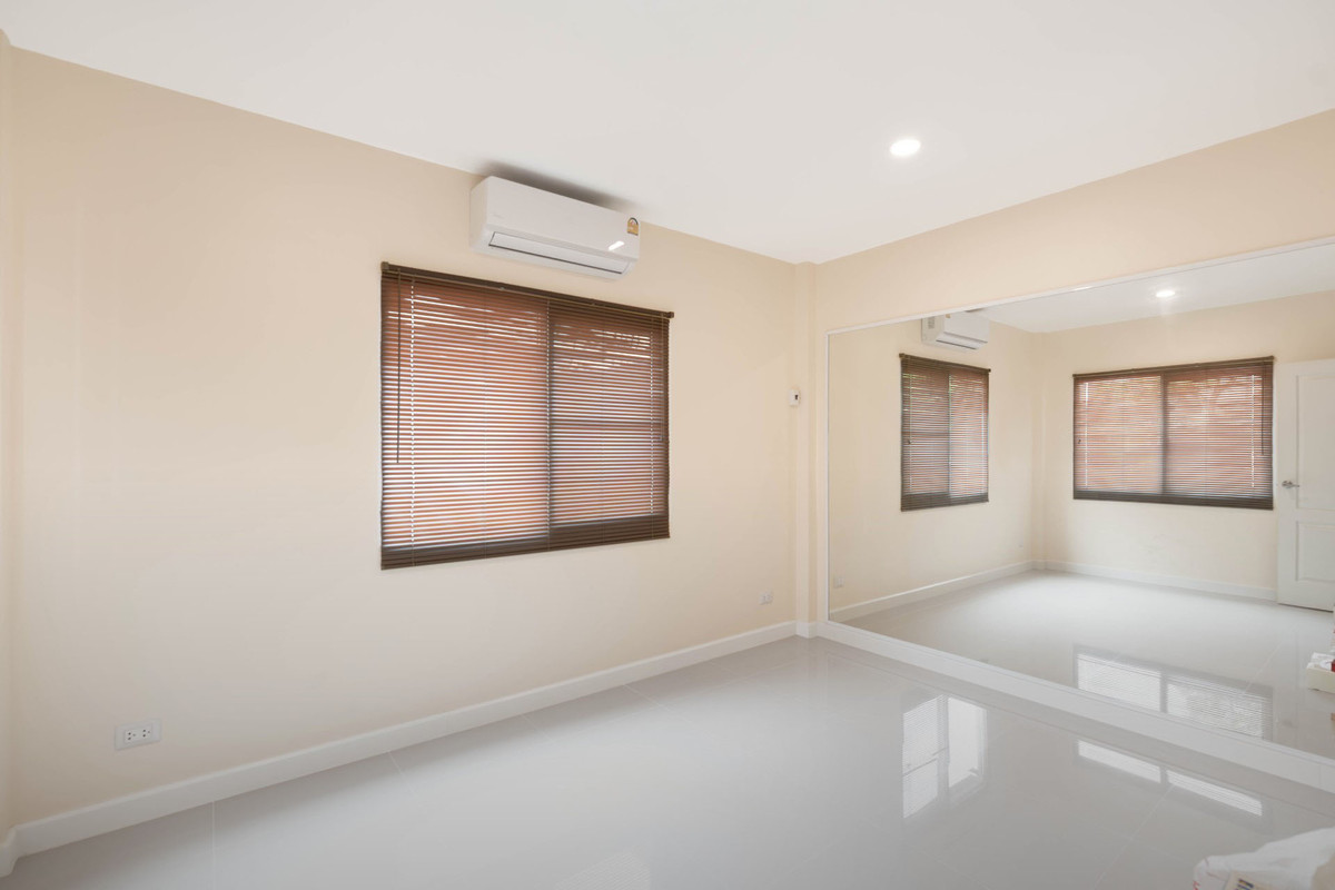 For SaleHouseBang kae, Phetkasem : Brand new house, prime location on Kanlapaphruek Road. Free furniture! Best price in the project.