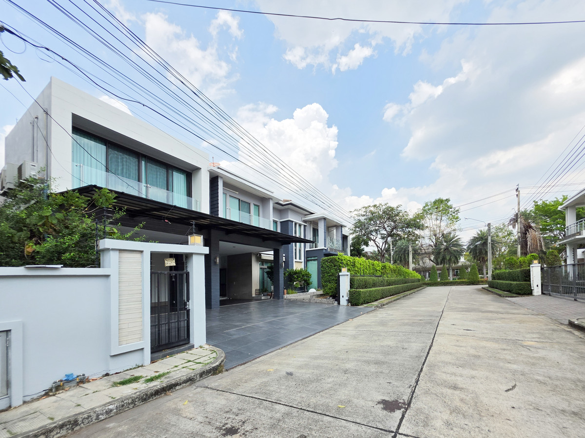For RentHouseLadkrabang, Suwannaphum Airport : Single house for rent With private swimming pool Located near Rama 9 Expressway only 5 minutes, Suvarnabhumi Airport 15 minutes ✈️