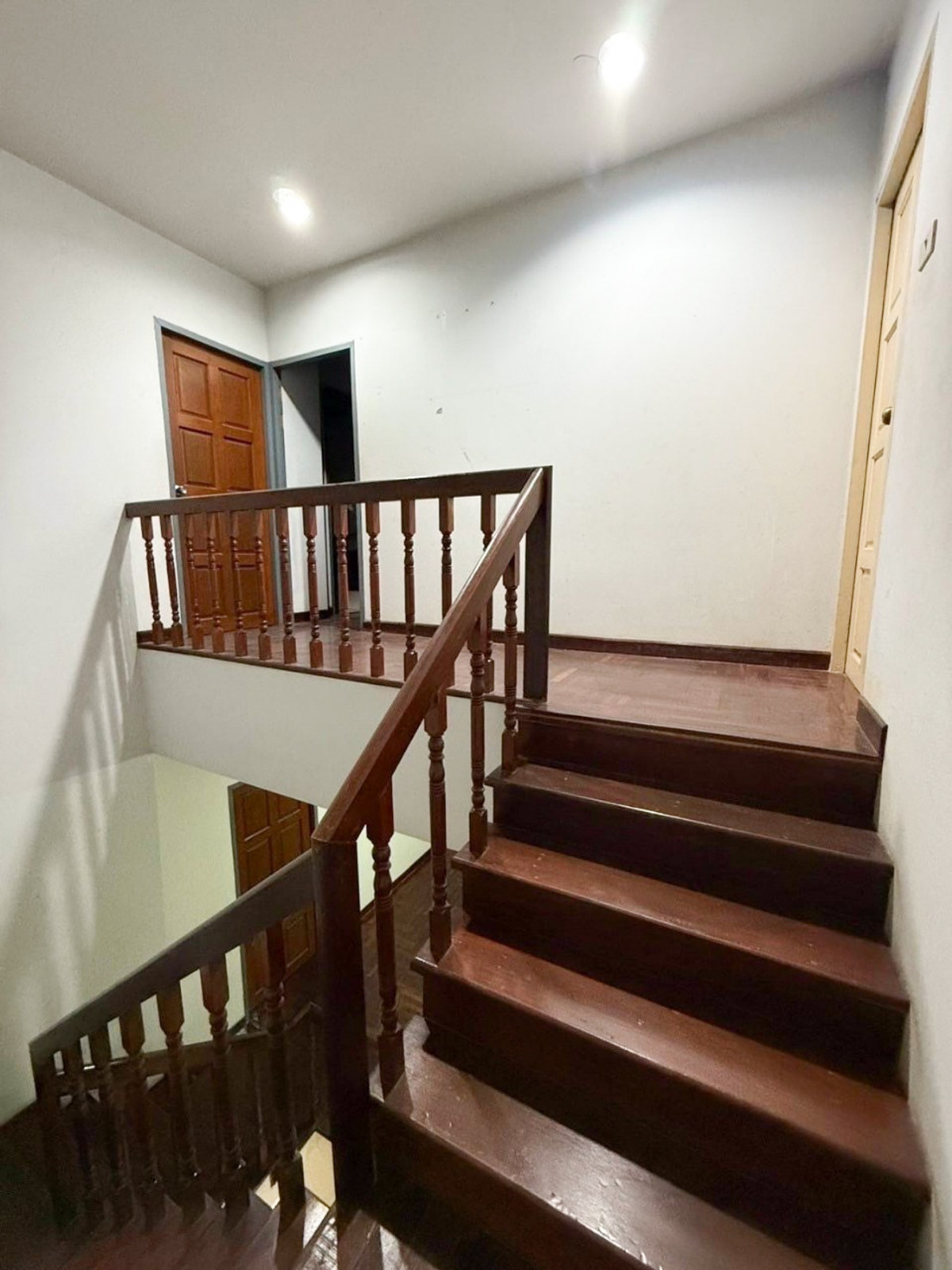 ขายทาวน์โฮมรามคำแหง หัวหมาก : ทาวน์โฮม 3 ชั้น ซอยรามคำแหง 8/2  สถานีรถไฟฟ้าสายสีส้มหน้าปากซอย  พร้อมการเดินทางที่เชื่อมต่อเส้นพระราม 9 - รามคำแหง - เอกมัย ทองหล่อ