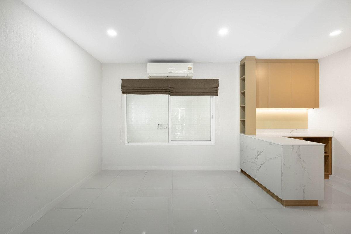 For SaleHouseBang kae, Phetkasem : Brand new house, prime location on Kanlapaphruek Road. Free furniture! Best price in the project.