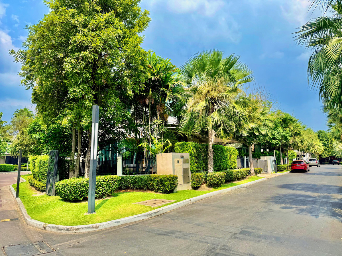 For SaleHousePattanakan, Srinakarin : Luxury Corner House for Sale – Grand Bangkok Boulevard Rama 9–Srinakarin