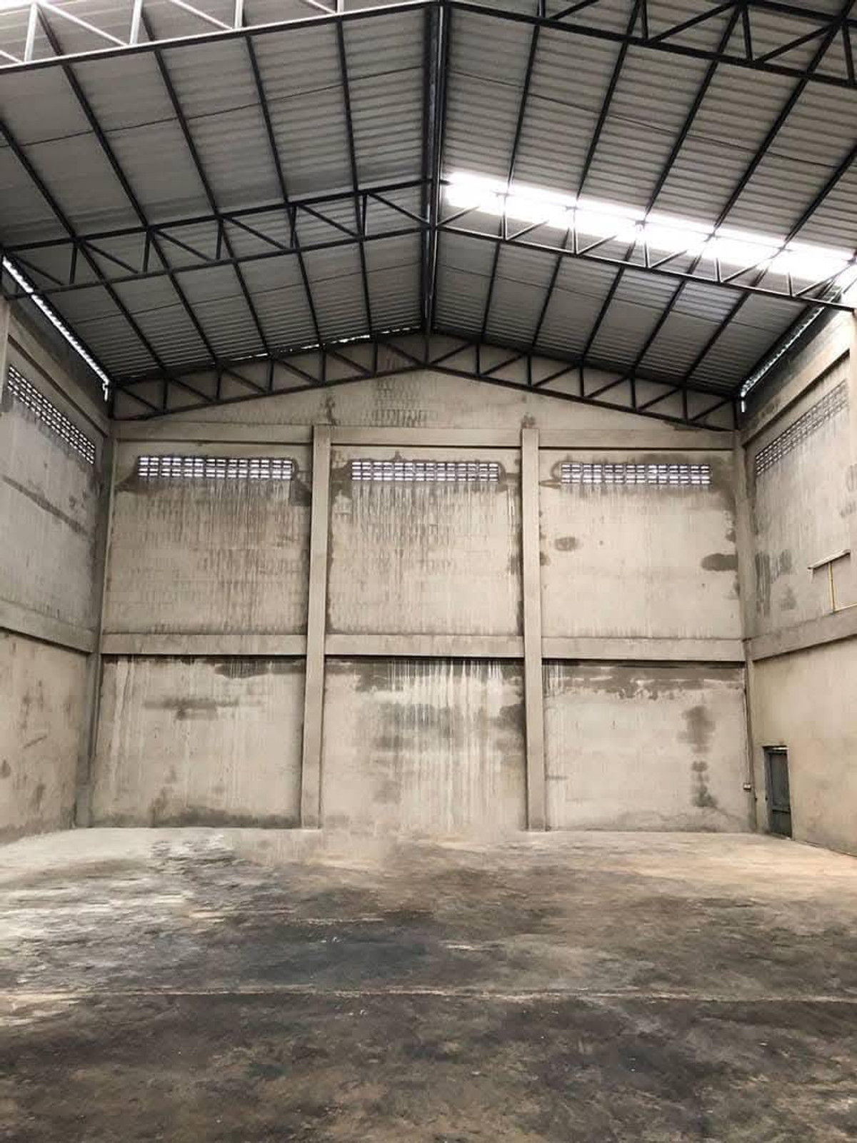 ให้เช่าโกดังพุทธมณฑล ศาลายา : ให้เช่าโกดัง พื้นที่ใช้สอย 384 ตรม. พร้อมที่เปล่ารอบข้าง 800 ตรม.  ทำเล กระทุ่มล้ม ถนนพุทธมณฑลสาย 4  สามพราน นครปฐม