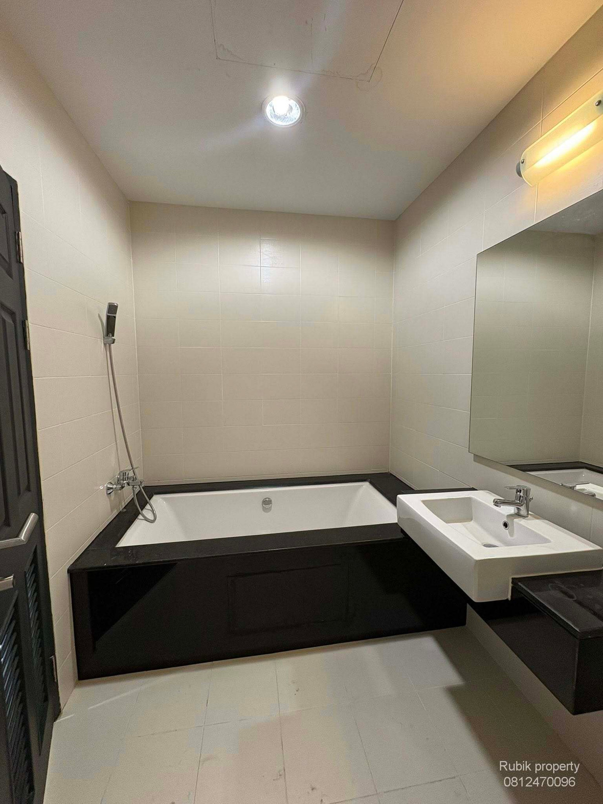 ให้เช่าคอนโดราชเทวี พญาไท : ให้เช่าห้องใหญ่ 114 ตรม ใจกลาง กรุงเทพมหานคร เพียง 42,000 บาท/เดือน! RB1750