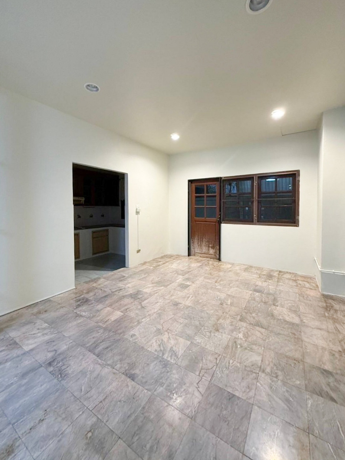 ขายทาวน์โฮมรามคำแหง หัวหมาก : ทาวน์โฮม 3 ชั้น ซอยรามคำแหง 8/2  สถานีรถไฟฟ้าสายสีส้มหน้าปากซอย  พร้อมการเดินทางที่เชื่อมต่อเส้นพระราม 9 - รามคำแหง - เอกมัย ทองหล่อ