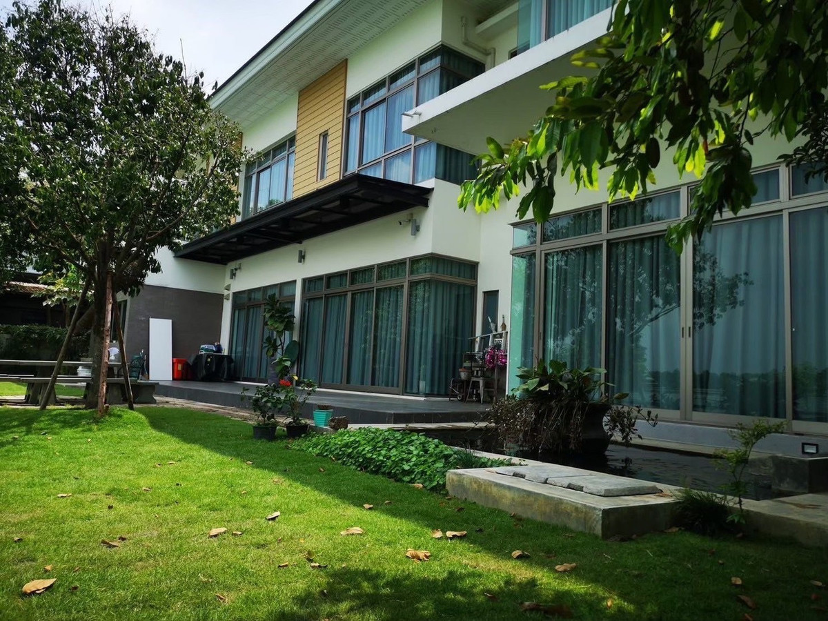 ขายบ้านปทุมธานี รังสิต ธรรมศาสตร์ : บ้านหรูริมทะเลสาบ รังสิต ปทุมธานี  พร้อมสระว่ายน้ำส่วนตัว ที่ดินขนาดใหญ่ 297.6 ตร.ว บรรยากาศรีสอร์ต เป็นส่วนตัวสูง