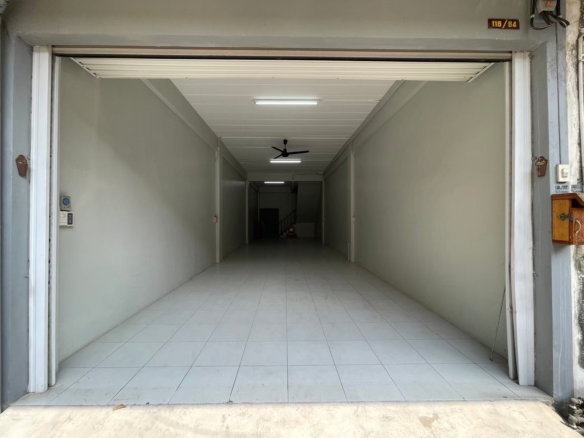 For RentShop HouseSathorn, Narathiwat : 4-story commercial building, beautifully decorated, modern style. Fully furnished, complete air conditioning, built-in kitchen. The bathroom is very spacious. Chong Nonsi area‼️