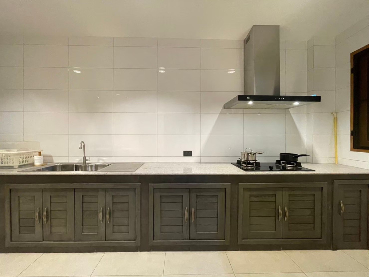 For RentShop HouseSathorn, Narathiwat : 4-story commercial building, beautifully decorated, modern style. Fully furnished, complete air conditioning, built-in kitchen. The bathroom is very spacious. Chong Nonsi area‼️