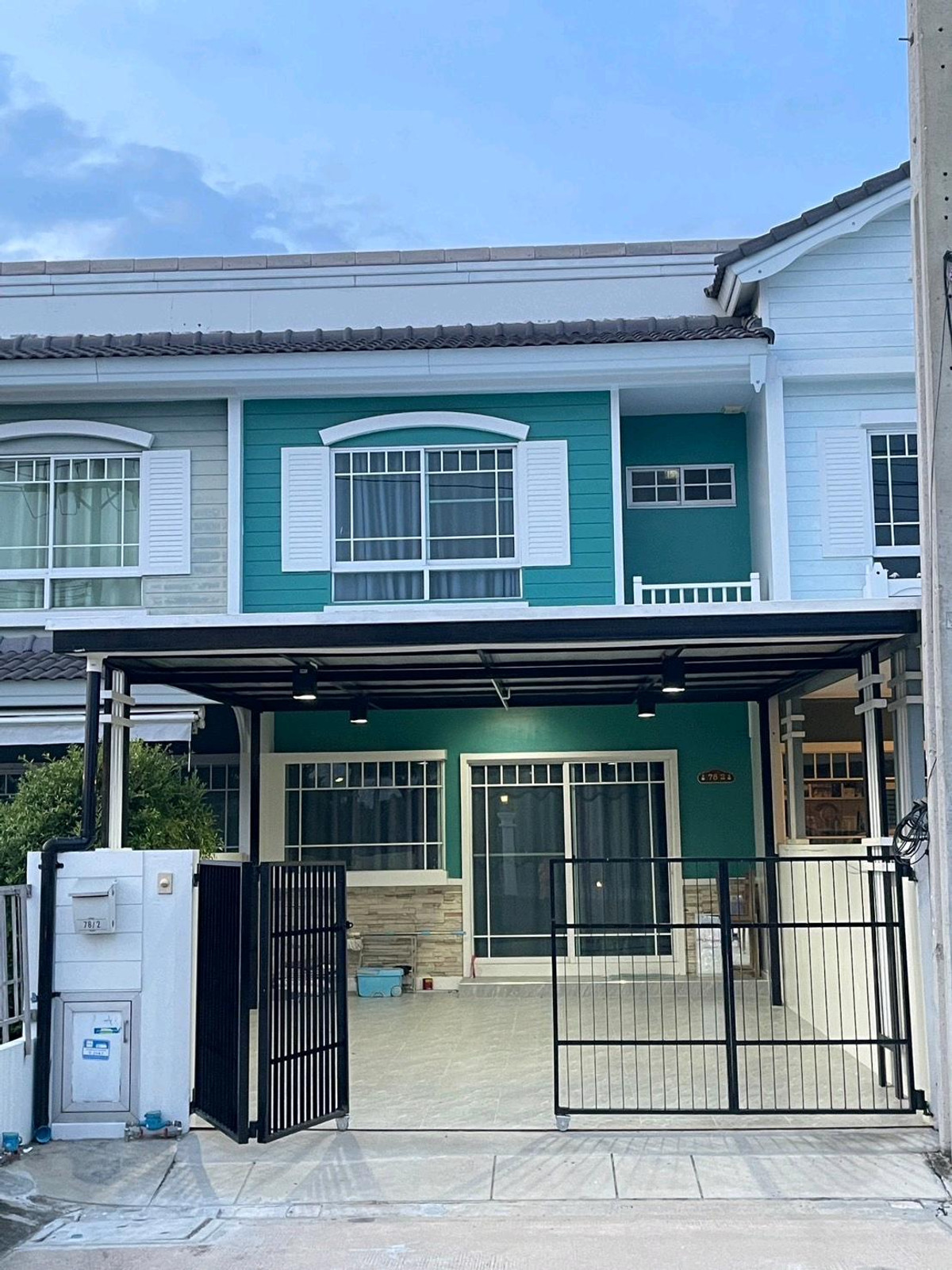 For RentTownhomeBangna, Bearing, Lasalle : The house in the middle with only 3 houses next to each other is close. Many international schools, complete furniture & electrical appliances, ready to move in.
