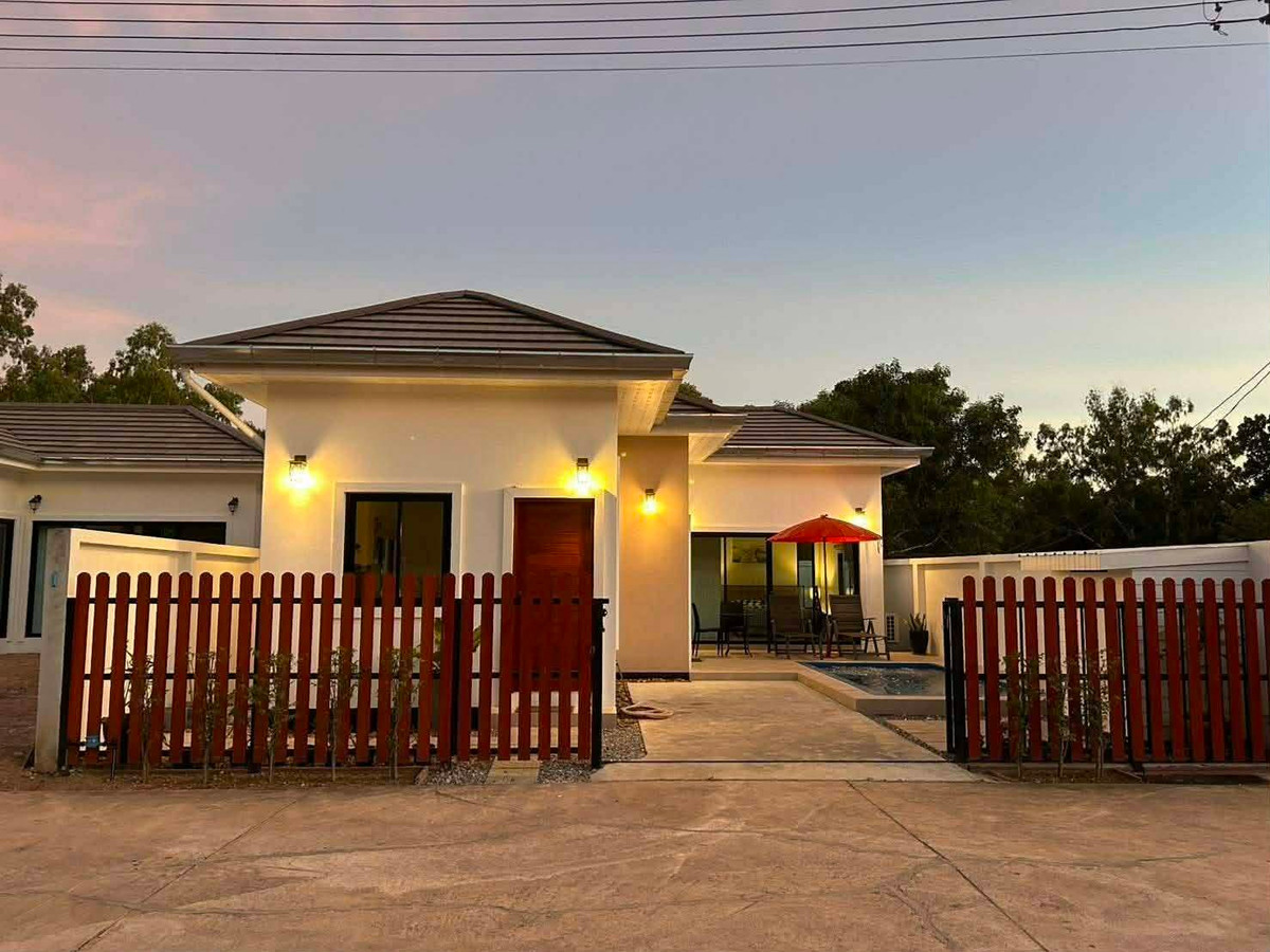For SaleHouseRayong : Selling very cheap!! Newly built pool villa house in a prime location, Klaeng District, Rayong Province, close to the sea, Laem Mae Phim Beach, only 350 meters.