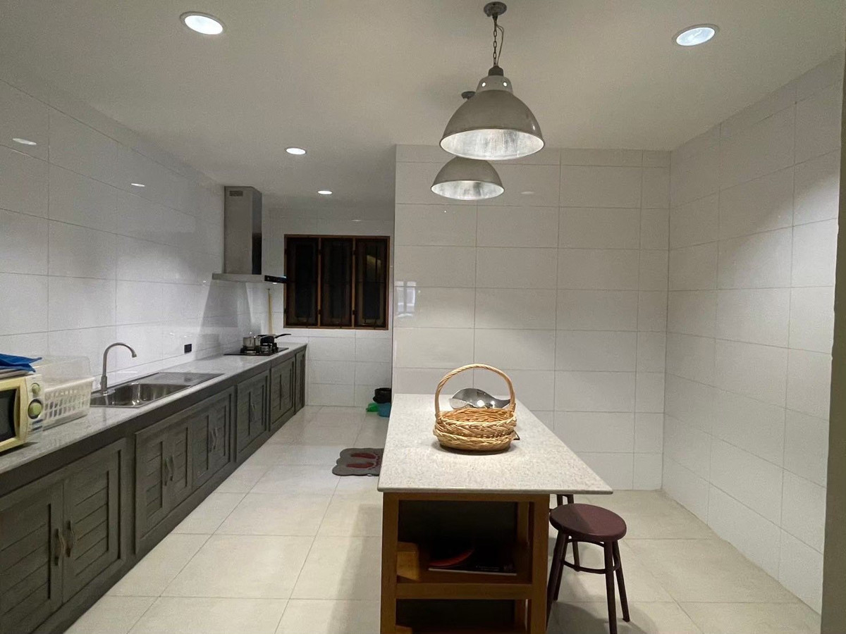 For RentShop HouseSathorn, Narathiwat : 4-story commercial building, beautifully decorated, modern style. Fully furnished, complete air conditioning, built-in kitchen. The bathroom is very spacious. Chong Nonsi area‼️