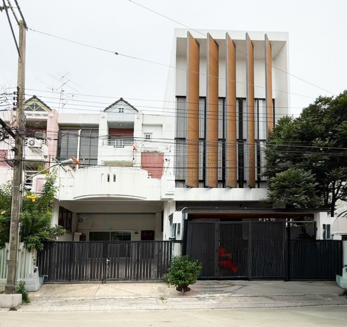 ขายทาวน์โฮมรามคำแหง หัวหมาก : ทาวน์โฮม 3 ชั้น ซอยรามคำแหง 8/2  สถานีรถไฟฟ้าสายสีส้มหน้าปากซอย  พร้อมการเดินทางที่เชื่อมต่อเส้นพระราม 9 - รามคำแหง - เอกมัย ทองหล่อ