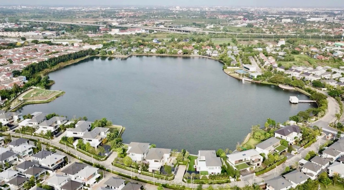 ขายบ้านปทุมธานี รังสิต ธรรมศาสตร์ : บ้านหรูริมทะเลสาบ รังสิต ปทุมธานี  พร้อมสระว่ายน้ำส่วนตัว ที่ดินขนาดใหญ่ 297.6 ตร.ว บรรยากาศรีสอร์ต เป็นส่วนตัวสูง