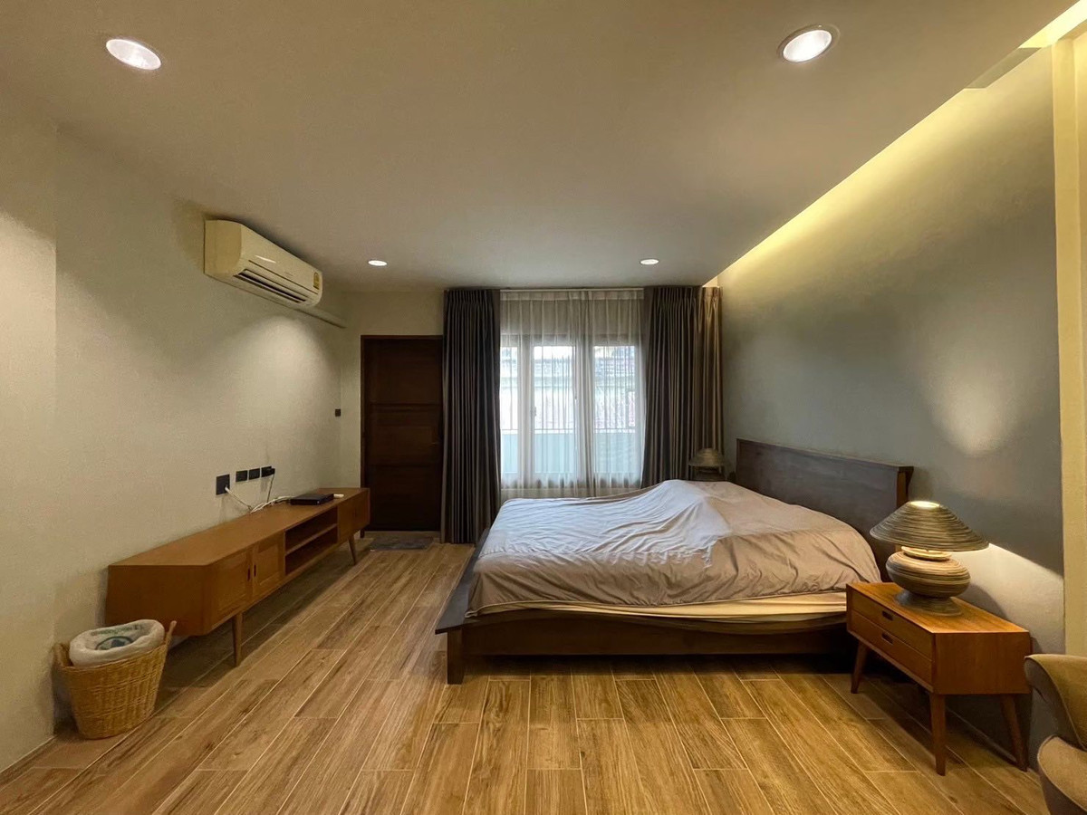 For RentShop HouseSathorn, Narathiwat : 4-story commercial building, beautifully decorated, modern style. Fully furnished, complete air conditioning, built-in kitchen. The bathroom is very spacious. Chong Nonsi area‼️