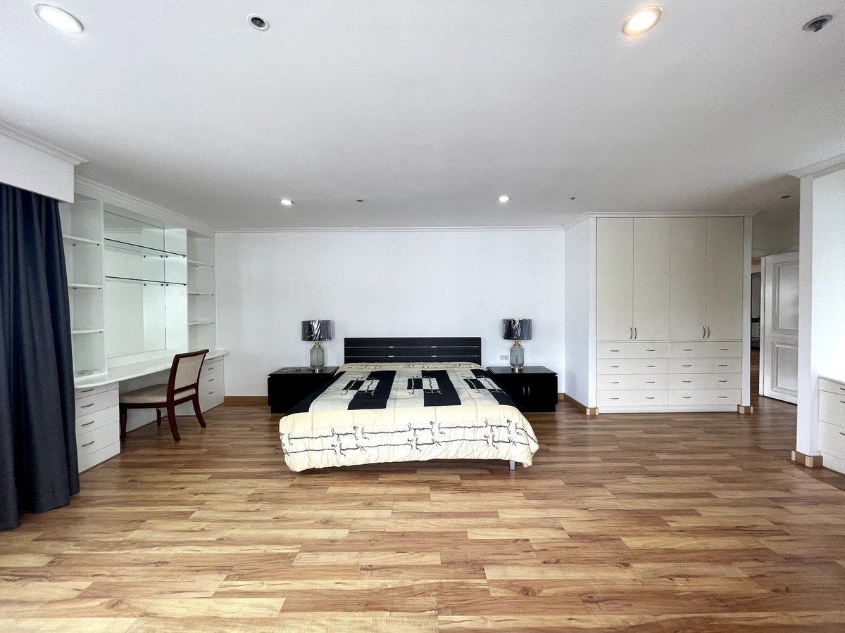 ให้เช่าคอนโดนานา : ให้เช่า คอนโด  Kallista Sukhumvit 11  3 ห้องนอน 315 ตร.ม.  big balcony