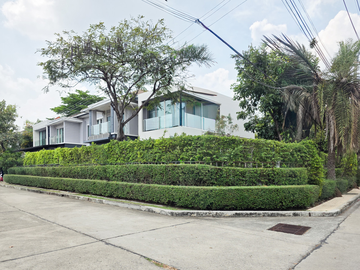 For RentHouseLadkrabang, Suwannaphum Airport : Single house for rent With private swimming pool Located near Rama 9 Expressway only 5 minutes, Suvarnabhumi Airport 15 minutes ✈️