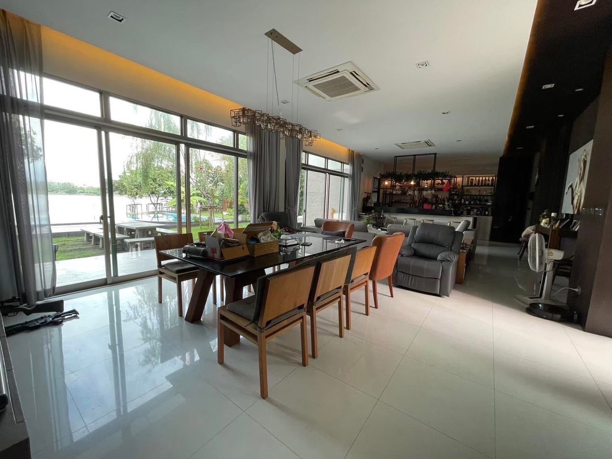 ขายบ้านปทุมธานี รังสิต ธรรมศาสตร์ : บ้านหรูริมทะเลสาบ รังสิต ปทุมธานี  พร้อมสระว่ายน้ำส่วนตัว ที่ดินขนาดใหญ่ 297.6 ตร.ว บรรยากาศรีสอร์ต เป็นส่วนตัวสูง