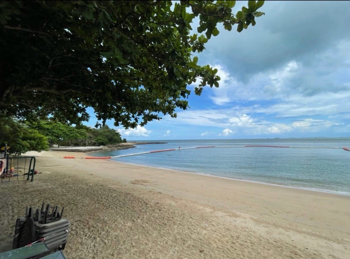 HousePattaya, Bangsaen, Chonburi : Beachfront Pool Villa in Pattaya with Private Beach Access and Sea View