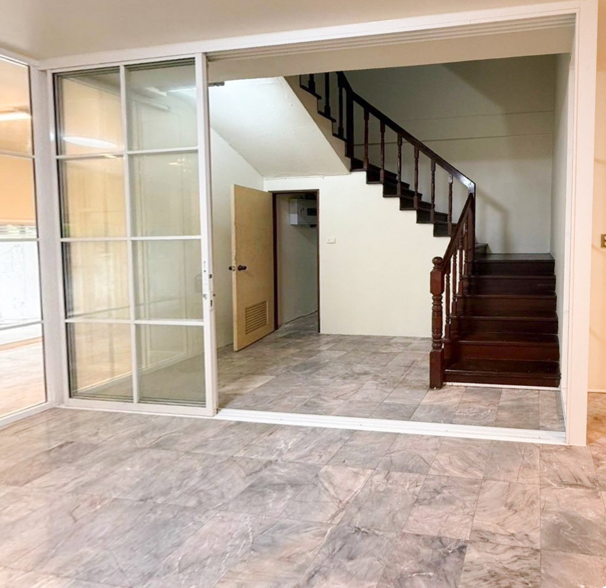 ขายทาวน์โฮมรามคำแหง หัวหมาก : ทาวน์โฮม 3 ชั้น ซอยรามคำแหง 8/2  สถานีรถไฟฟ้าสายสีส้มหน้าปากซอย  พร้อมการเดินทางที่เชื่อมต่อเส้นพระราม 9 - รามคำแหง - เอกมัย ทองหล่อ