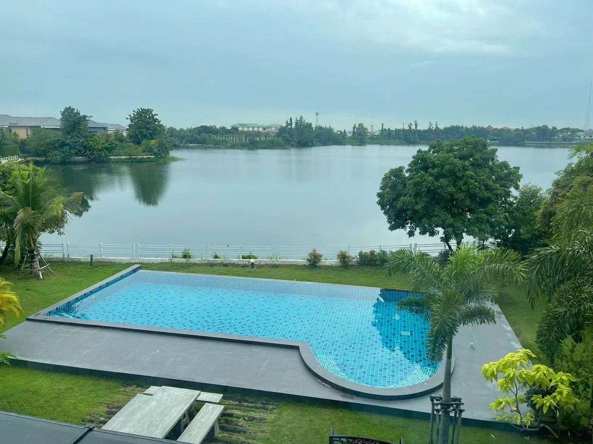 ขายบ้านปทุมธานี รังสิต ธรรมศาสตร์ : บ้านหรูริมทะเลสาบ รังสิต ปทุมธานี  พร้อมสระว่ายน้ำส่วนตัว ที่ดินขนาดใหญ่ 297.6 ตร.ว บรรยากาศรีสอร์ต เป็นส่วนตัวสูง