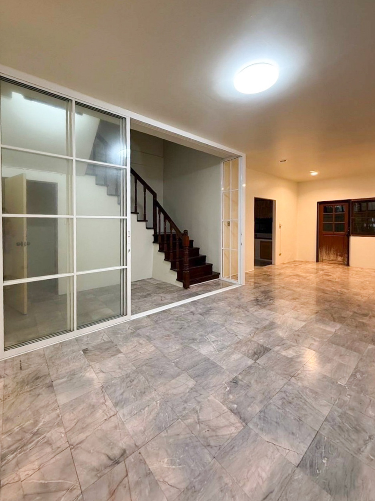 ขายทาวน์โฮมรามคำแหง หัวหมาก : ทาวน์โฮม 3 ชั้น ซอยรามคำแหง 8/2  สถานีรถไฟฟ้าสายสีส้มหน้าปากซอย  พร้อมการเดินทางที่เชื่อมต่อเส้นพระราม 9 - รามคำแหง - เอกมัย ทองหล่อ