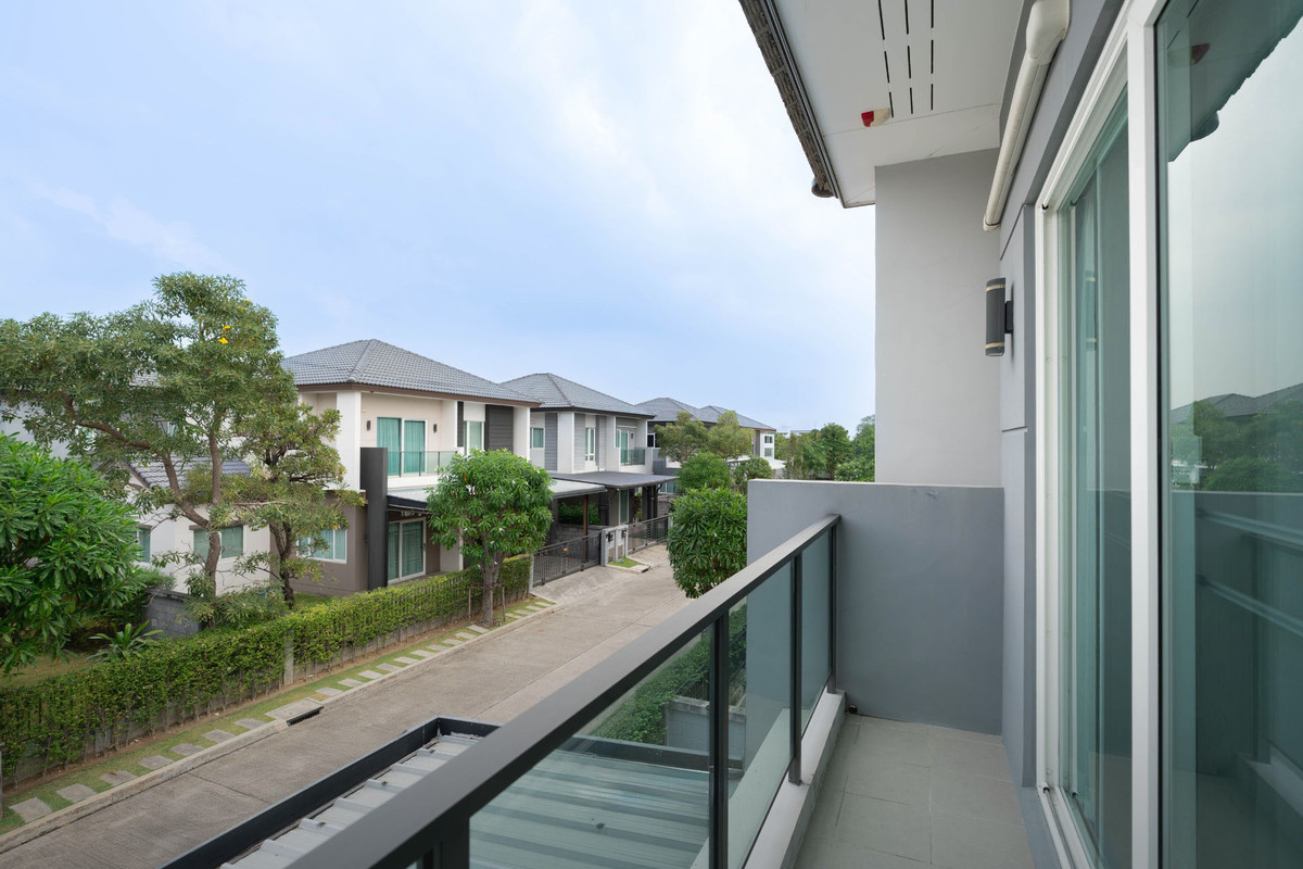 For SaleHouseBang kae, Phetkasem : Brand new house, prime location on Kanlapaphruek Road. Free furniture! Best price in the project.