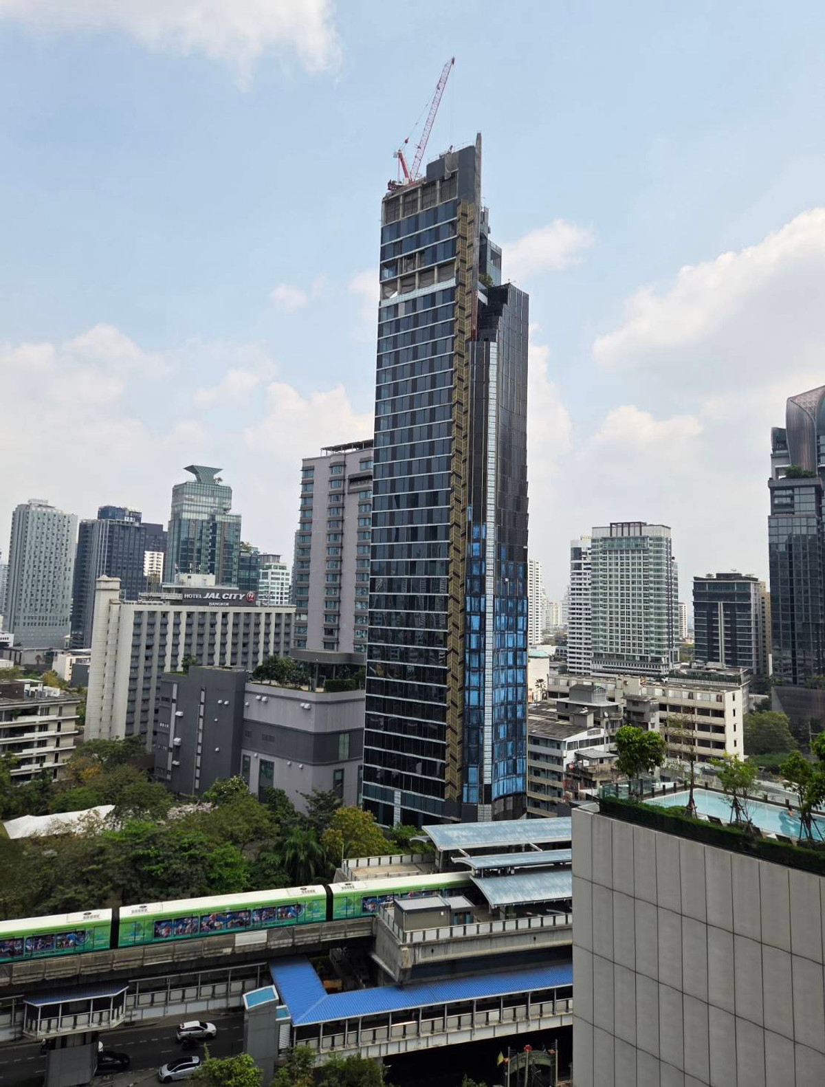 For RentCondoSukhumvit, Asoke, Thonglor : 🌟 Unrivaled Sukhumvit Lifestyle! Rare Corner Unit for Rent at Noble Remix Thong Lo – 3 Views, 3 Balconies!