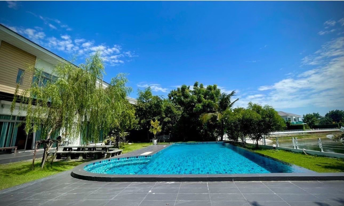 ขายบ้านปทุมธานี รังสิต ธรรมศาสตร์ : บ้านหรูริมทะเลสาบ รังสิต ปทุมธานี  พร้อมสระว่ายน้ำส่วนตัว ที่ดินขนาดใหญ่ 297.6 ตร.ว บรรยากาศรีสอร์ต เป็นส่วนตัวสูง