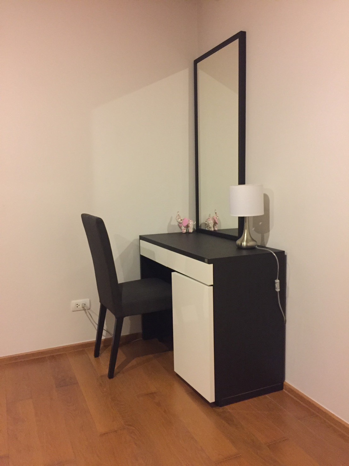 For RentCondoWongwianyai, Charoennakor : (For rent) Condo Hive Taksin I 1-BR, High floor, GOOD PRICE!  Fully furnished + electrical appliances ㅡ Near 🚆BTS Wongwian Yai