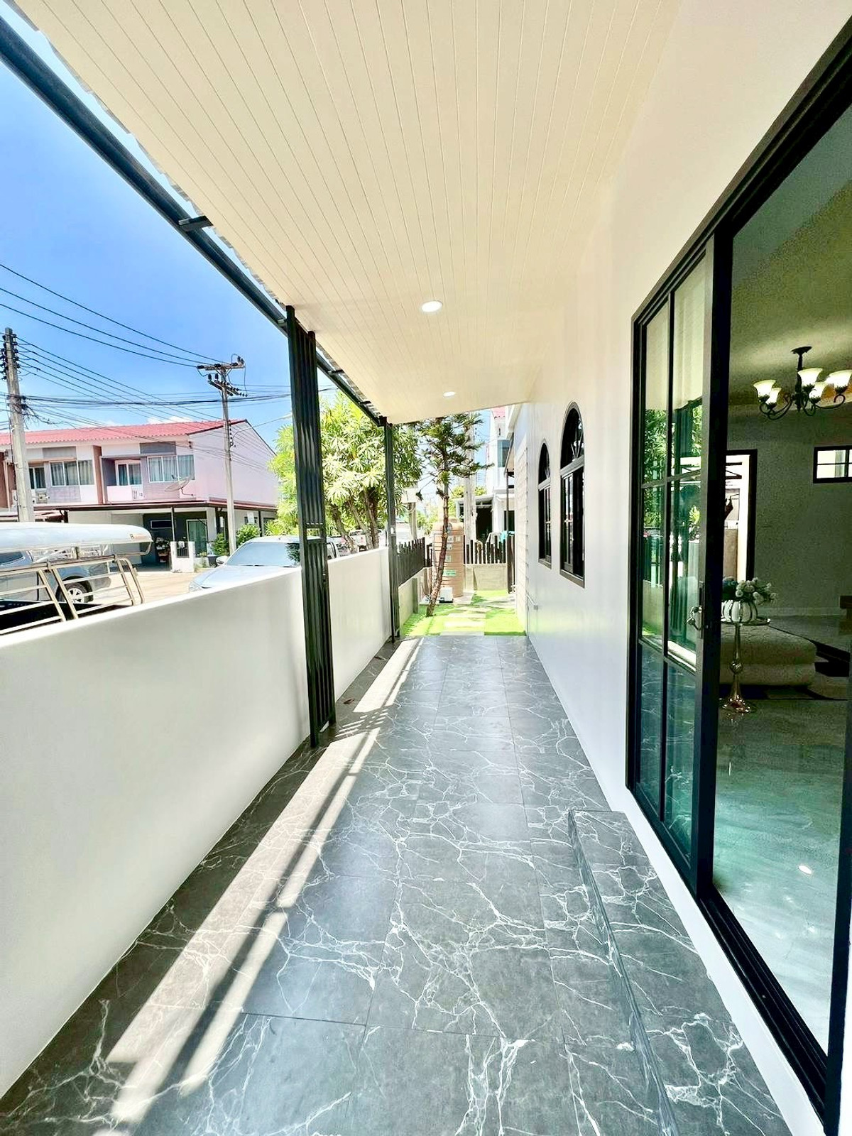 For SaleTownhomePathum Thani,Rangsit, Thammasat : 2-story townhome for sale, The Trust Town Village, Wongwaen - Lam Luk Ka, along Khlong 6, Soi 28, area 27.8 square wah, 3 bedrooms, Bueng Kham Proi Subdistrict, Lam Luk Ka District, Pathum Thani Province.