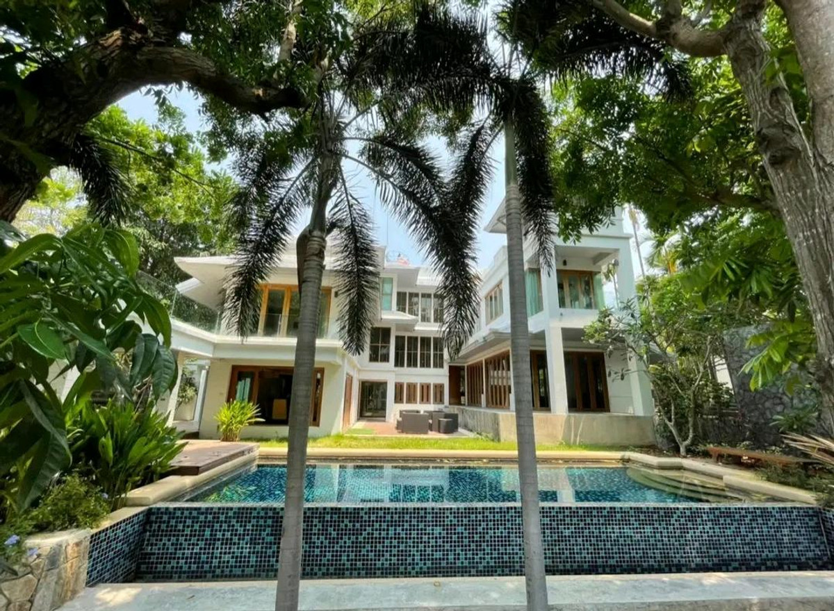 ขายพัทยา บางแสน ชลบุรี สัตหีบ : 🏖️ ขาย/ให้เช่า พูลวิลล่าหรูติดทะเลหาดวงศ์อมาตย์ พัทยาเหนือ ติด ปราสาทสัจธรรม ราคา 240 ลบ. | เช่า 350,000/ด. สนใจติดต่อ ลูกเจี๊ยบ 065-536-5165 🤍✨ #บ้านหรูพัทยา #พูลวิลล่าติดทะเล #LuxuryBeachfront #LookjeabKrittiya