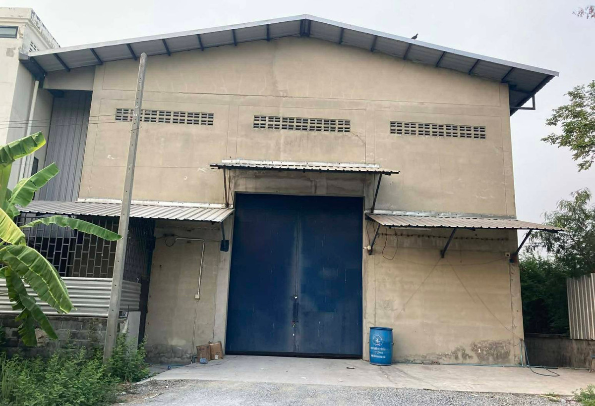 For RentWarehousePhutthamonthon, Salaya : Warehouse for rent, usable area 384 sq m. with empty space around 800 sq m. Location: Krathum Lom, Phutthamonthon Sai 4 Road, Sam Phran, Nakhon Pathom.