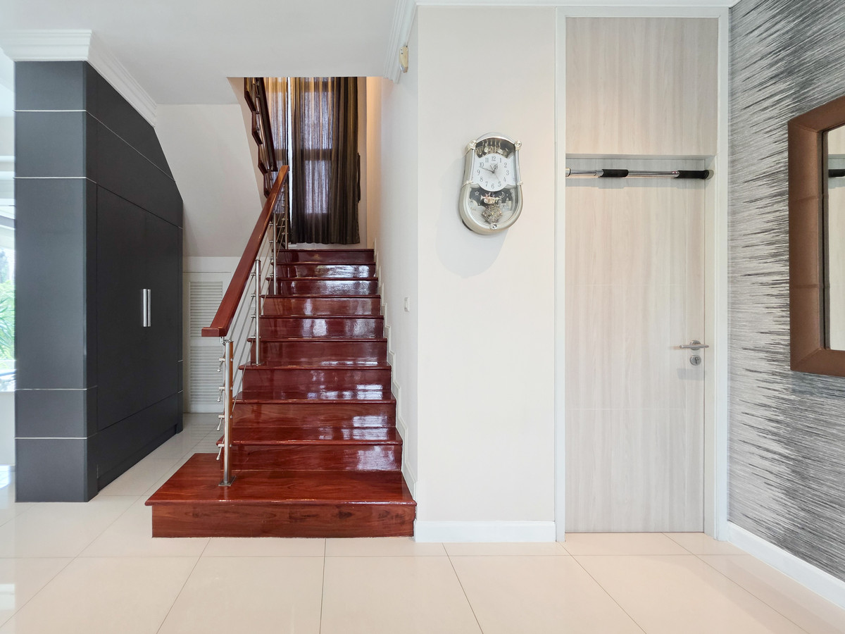 For RentHouseLadkrabang, Suwannaphum Airport : Single house for rent With private swimming pool Located near Rama 9 Expressway only 5 minutes, Suvarnabhumi Airport 15 minutes ✈️