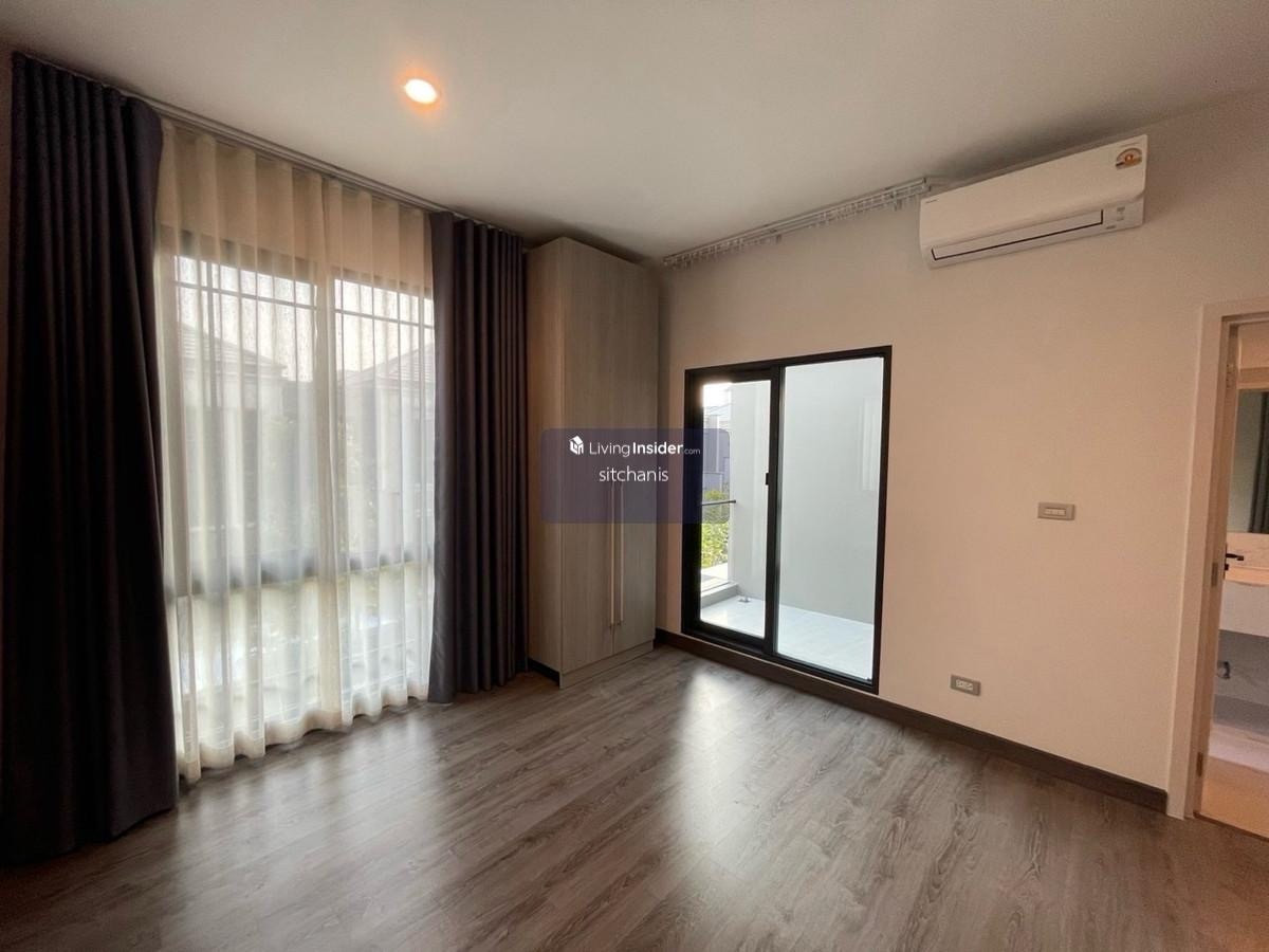 For SaleTownhomeKasetsart, Ratchayothin : Single house for sale Baan Klang Muang Classe Ratchayothin (ClasseRatchayothin) 
 never rented out, Garnetta type, area 40 sq m., usable area 214 sq m., 2 bedrooms, 3 bathrooms, 1 living room, 2nd floor, living room, 1 kitchen, 2 parking spaces 
 
 The on