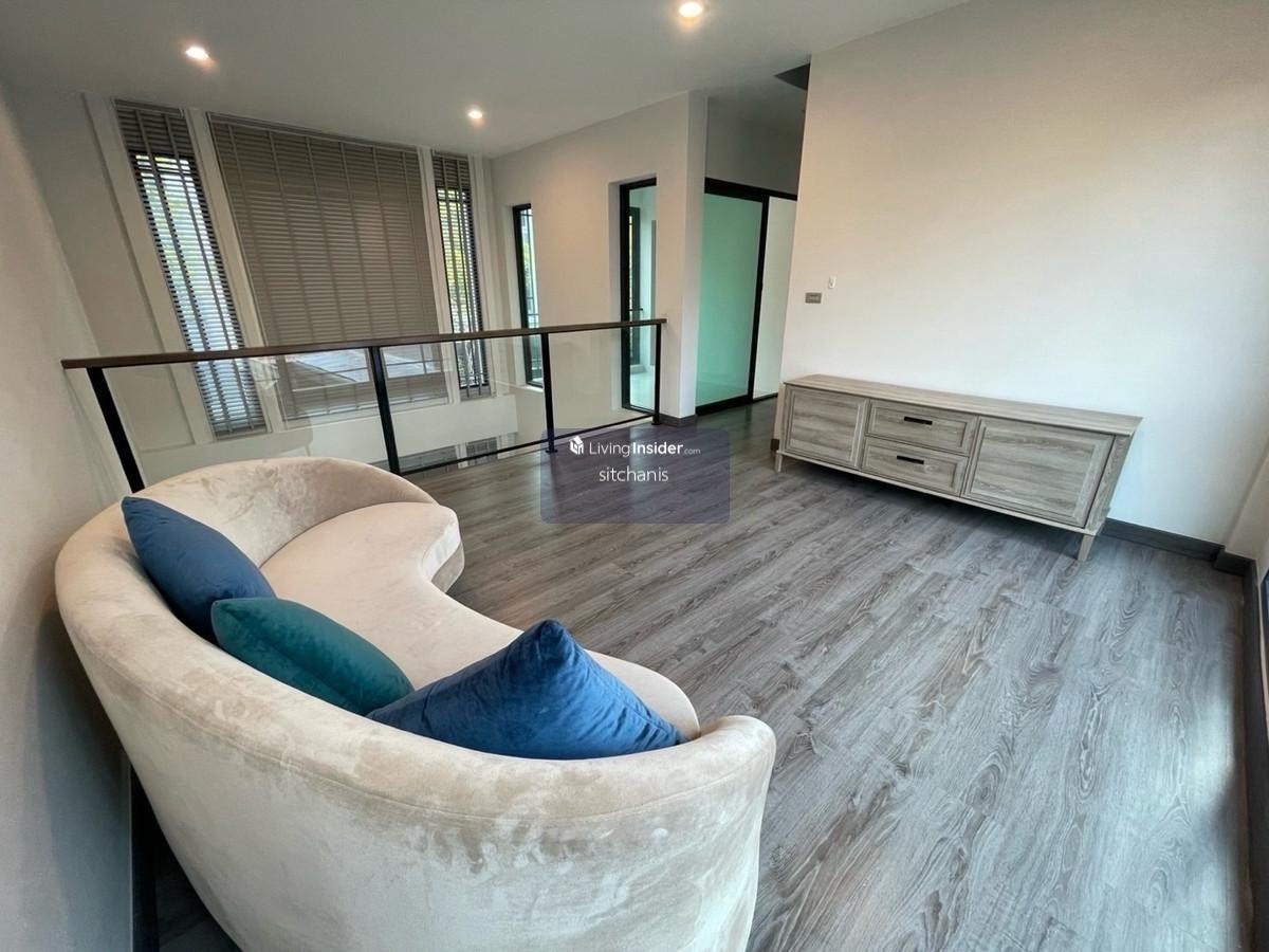 For SaleTownhomeKasetsart, Ratchayothin : Single house for sale Baan Klang Muang Classe Ratchayothin (ClasseRatchayothin) 
 never rented out, Garnetta type, area 40 sq m., usable area 214 sq m., 2 bedrooms, 3 bathrooms, 1 living room, 2nd floor, living room, 1 kitchen, 2 parking spaces 
 
 The on