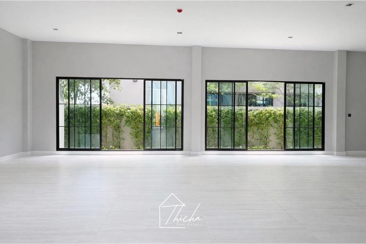 For SaleHousePhutthamonthon, Salaya : Grand Bangkok Boulevard at the park 
Luxurious house on Park Road