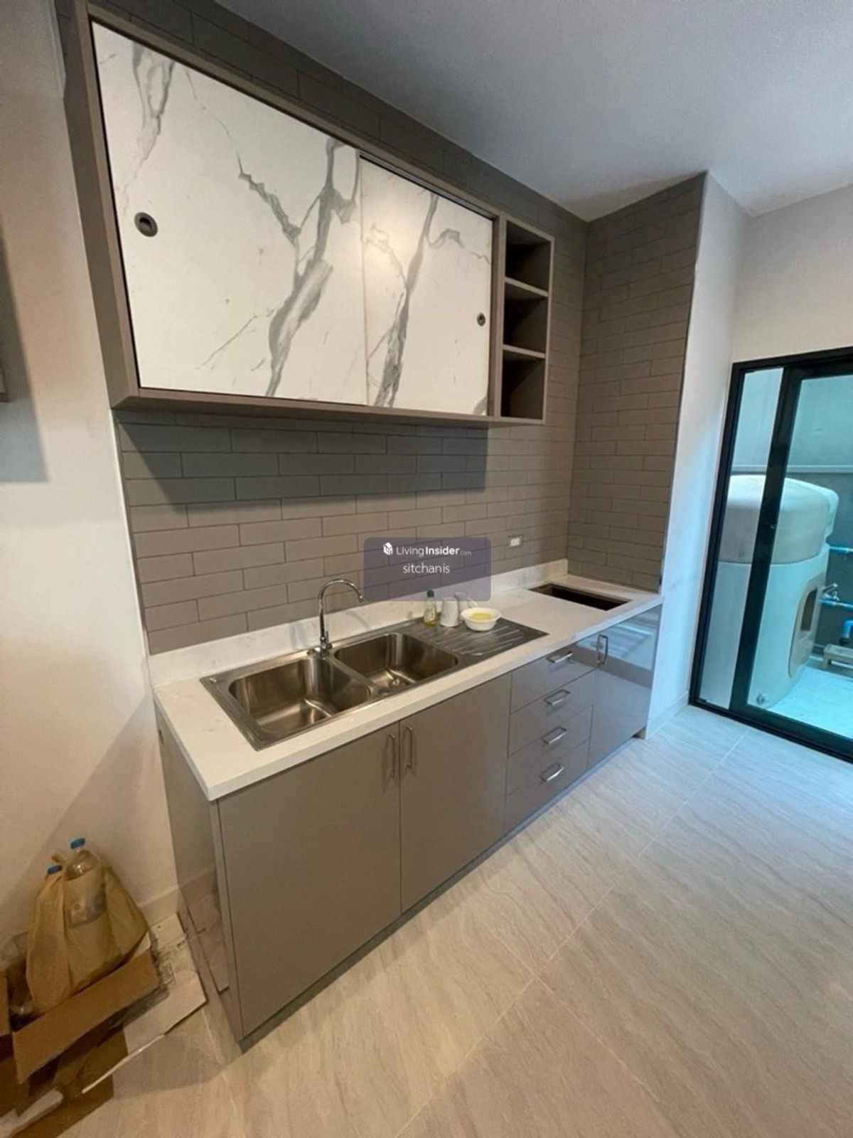 For SaleTownhomeKasetsart, Ratchayothin : Single house for sale Baan Klang Muang Classe Ratchayothin (ClasseRatchayothin) 
 never rented out, Garnetta type, area 40 sq m., usable area 214 sq m., 2 bedrooms, 3 bathrooms, 1 living room, 2nd floor, living room, 1 kitchen, 2 parking spaces 
 
 The on