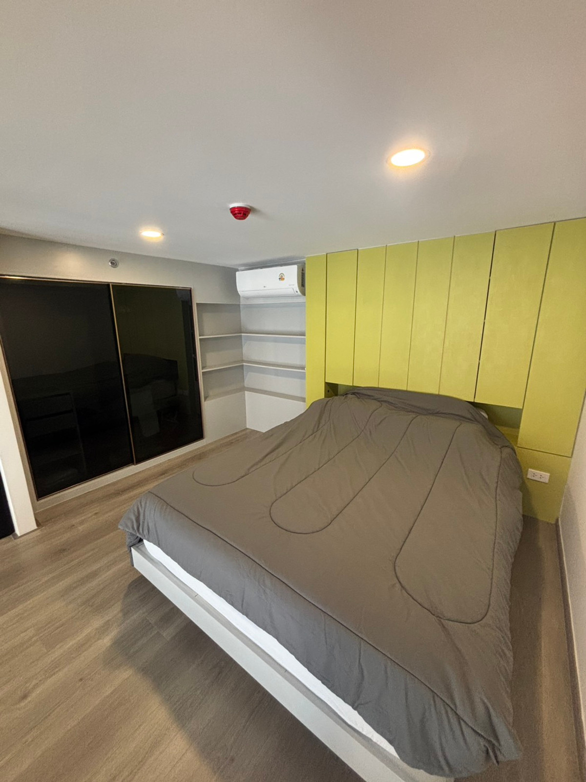 For RentCondoOnnut, Udomsuk : For rent: KnightsBridge Space Sukhumvit–Rama 4 | High ceiling Duplex | Near MRT Thailand Convention Centre | Fully furnished, ready to move in.