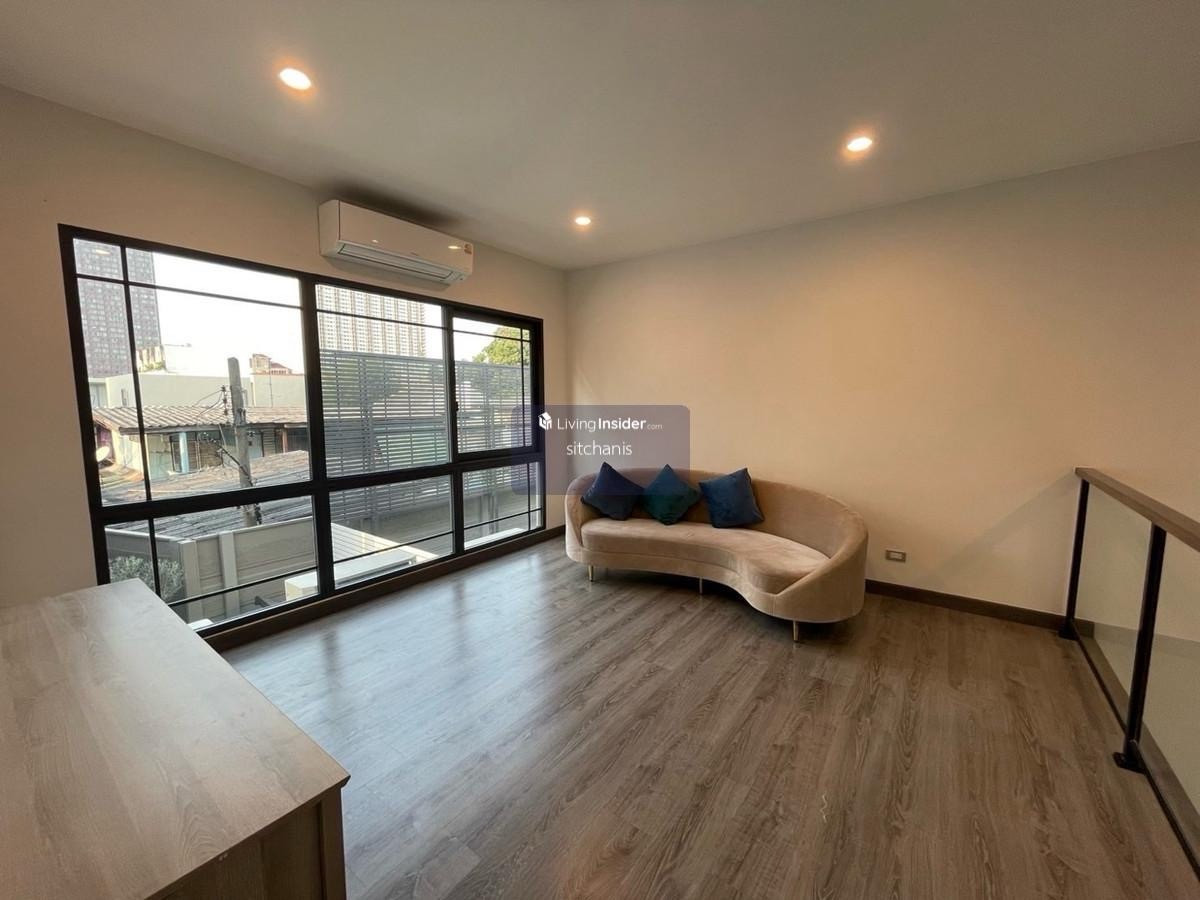 For SaleTownhomeKasetsart, Ratchayothin : Single house for sale Baan Klang Muang Classe Ratchayothin (ClasseRatchayothin) 
 never rented out, Garnetta type, area 40 sq m., usable area 214 sq m., 2 bedrooms, 3 bathrooms, 1 living room, 2nd floor, living room, 1 kitchen, 2 parking spaces 
 
 The on