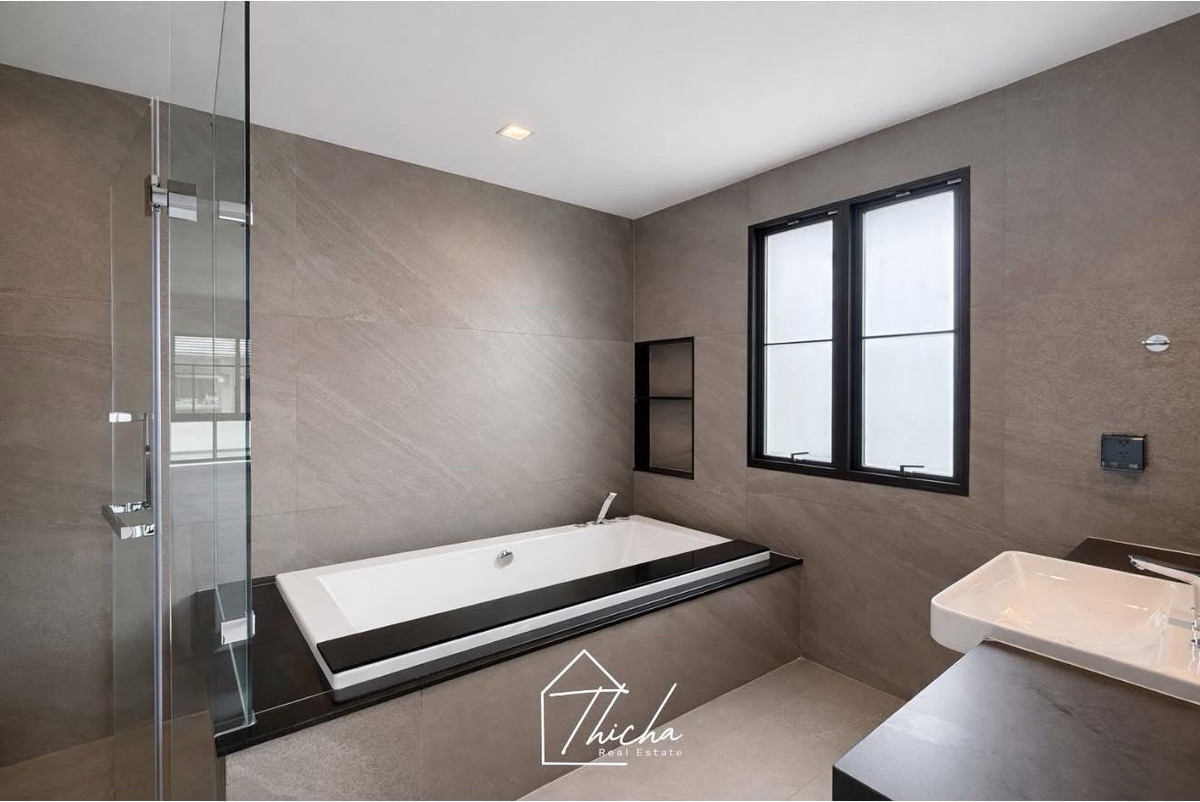 For SaleHousePhutthamonthon, Salaya : Grand Bangkok Boulevard at the park 
Luxurious house on Park Road